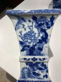 Een grote Chinese blauw-witte vijfdelige altaargarnituur, 19e eeuw