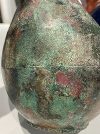 Rare vase couvert archa&iuml;que en forme de gourde en bronze, 'hu', Chine, Zhou de l'Est