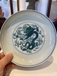 Coupe en porcelaine de Chine &agrave; d&eacute;cor d'un dragon en doucai-vert, marque et probablement &eacute;poque de Kangxi