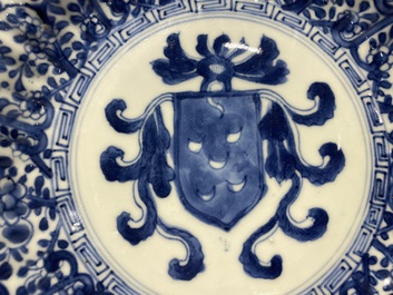 Paire d'assiettes en porcelaine de Chine en bleu et blanc aux armes de la famille De Pinto pour le march&eacute; portugais, Kangxi