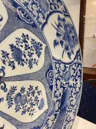 Tr&egrave;s grand plat en porcelaine de Chine en bleu et blanc &agrave; d&eacute;cor de paons, Kangxi