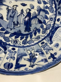 Rare plat en porcelaine de Chine de type Kraak en bleu et blanc aux navires portugais sur le bord, Wanli