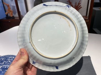 Paire d'assiettes en porcelaine de Chine en bleu et blanc aux armes de la famille De Pinto pour le march&eacute; portugais, Kangxi