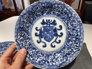 Paire d'assiettes en porcelaine de Chine en bleu et blanc aux armes de la famille De Pinto pour le march&eacute; portugais, Kangxi