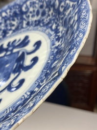 Paire d'assiettes en porcelaine de Chine en bleu et blanc aux armes de la famille De Pinto pour le march&eacute; portugais, Kangxi