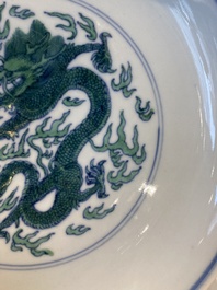 Coupe en porcelaine de Chine &agrave; d&eacute;cor d'un dragon en doucai-vert, marque et probablement &eacute;poque de Kangxi