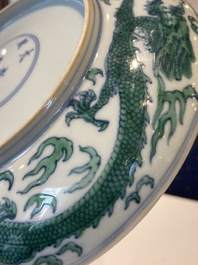 Coupe en porcelaine de Chine &agrave; d&eacute;cor d'un dragon en doucai-vert, marque et probablement &eacute;poque de Kangxi