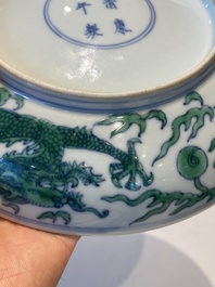 Coupe en porcelaine de Chine &agrave; d&eacute;cor d'un dragon en doucai-vert, marque et probablement &eacute;poque de Kangxi