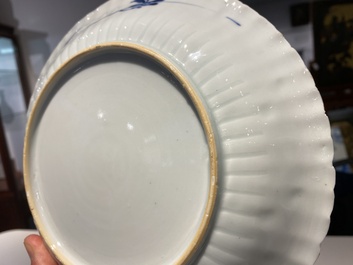 Paire d'assiettes en porcelaine de Chine en bleu et blanc aux armes de la famille De Pinto pour le march&eacute; portugais, Kangxi