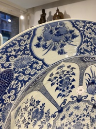 Tr&egrave;s grand plat en porcelaine de Chine en bleu et blanc &agrave; d&eacute;cor de paons, Kangxi