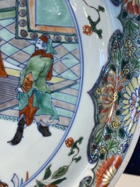 Plat en porcelaine de Chine doucai-verte &agrave; d&eacute;cor d'une visite &agrave; un dignitaire, Kangxi