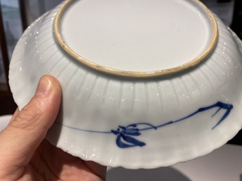 Paire d'assiettes en porcelaine de Chine en bleu et blanc aux armes de la famille De Pinto pour le march&eacute; portugais, Kangxi