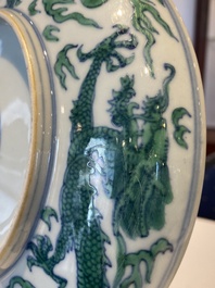 Coupe en porcelaine de Chine &agrave; d&eacute;cor d'un dragon en doucai-vert, marque et probablement &eacute;poque de Kangxi