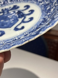 Paire d'assiettes en porcelaine de Chine en bleu et blanc aux armes de la famille De Pinto pour le march&eacute; portugais, Kangxi