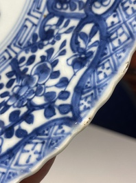 Paire d'assiettes en porcelaine de Chine en bleu et blanc aux armes de la famille De Pinto pour le march&eacute; portugais, Kangxi