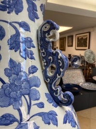 Grand vase en porcelaine de Chine en bleu et blanc &agrave; d&eacute;cor de ph&eacute;nix et pivoines, 19&egrave;me