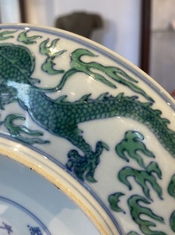 Coupe en porcelaine de Chine &agrave; d&eacute;cor d'un dragon en doucai-vert, marque et probablement &eacute;poque de Kangxi