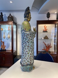 Importante sculpture de Guanyin en porcelaine de Chine famille rose, marque en creux Li Fu Xing Hao 李福興號, 19&egrave;me