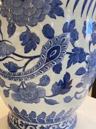 Grand vase en porcelaine de Chine en bleu et blanc &agrave; d&eacute;cor de ph&eacute;nix et pivoines, 19&egrave;me