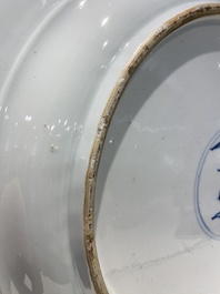 Tr&egrave;s grand plat en porcelaine de Chine en bleu et blanc &agrave; d&eacute;cor de paons, Kangxi