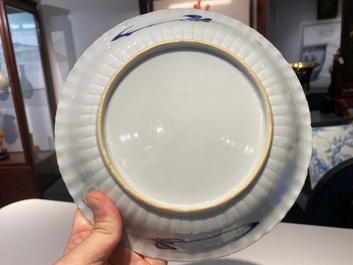 Paire d'assiettes en porcelaine de Chine en bleu et blanc aux armes de la famille De Pinto pour le march&eacute; portugais, Kangxi