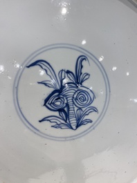 Tr&egrave;s grand plat en porcelaine de Chine en bleu et blanc &agrave; d&eacute;cor de paons, Kangxi