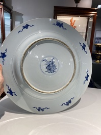 Tr&egrave;s grand plat en porcelaine de Chine en bleu et blanc &agrave; d&eacute;cor de paons, Kangxi