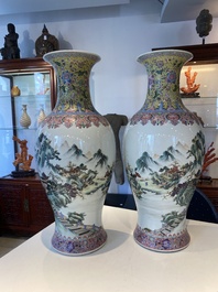 Paire de vases en porcelaine de Chine famille rose &agrave; d&eacute;cor de paysages raffin&eacute;s, marque de Qianlong, 20&egrave;me