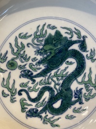 Coupe en porcelaine de Chine &agrave; d&eacute;cor d'un dragon en doucai-vert, marque et probablement &eacute;poque de Kangxi