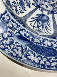 Tr&egrave;s grand plat en porcelaine de Chine en bleu et blanc &agrave; d&eacute;cor de paons, Kangxi