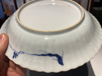 Paire d'assiettes en porcelaine de Chine en bleu et blanc aux armes de la famille De Pinto pour le march&eacute; portugais, Kangxi