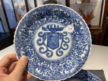 Paire d'assiettes en porcelaine de Chine en bleu et blanc aux armes de la famille De Pinto pour le march&eacute; portugais, Kangxi