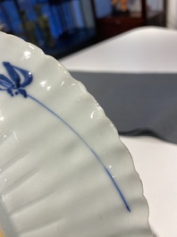 Paire d'assiettes en porcelaine de Chine en bleu et blanc aux armes de la famille De Pinto pour le march&eacute; portugais, Kangxi