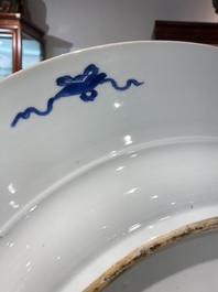 Tr&egrave;s grand plat en porcelaine de Chine en bleu et blanc &agrave; d&eacute;cor de paons, Kangxi