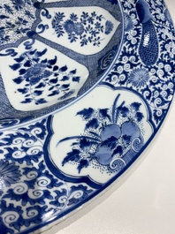 Tr&egrave;s grand plat en porcelaine de Chine en bleu et blanc &agrave; d&eacute;cor de paons, Kangxi