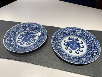 Paire d'assiettes en porcelaine de Chine en bleu et blanc aux armes de la famille De Pinto pour le march&eacute; portugais, Kangxi