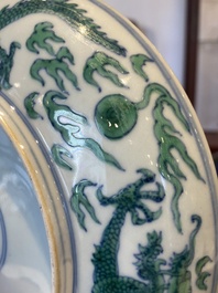 Coupe en porcelaine de Chine &agrave; d&eacute;cor d'un dragon en doucai-vert, marque et probablement &eacute;poque de Kangxi