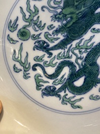 Coupe en porcelaine de Chine &agrave; d&eacute;cor d'un dragon en doucai-vert, marque et probablement &eacute;poque de Kangxi