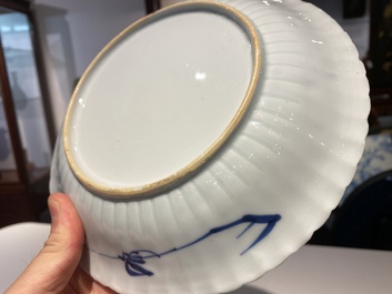 Paire d'assiettes en porcelaine de Chine en bleu et blanc aux armes de la famille De Pinto pour le march&eacute; portugais, Kangxi