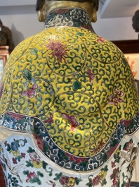 Importante sculpture de Guanyin en porcelaine de Chine famille rose, marque en creux Li Fu Xing Hao 李福興號, 19&egrave;me
