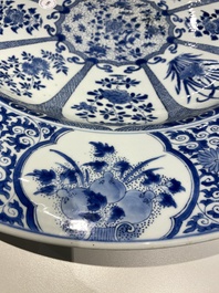 Tr&egrave;s grand plat en porcelaine de Chine en bleu et blanc &agrave; d&eacute;cor de paons, Kangxi