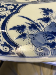 Tr&egrave;s grand plat en porcelaine de Chine en bleu et blanc &agrave; d&eacute;cor de paons, Kangxi