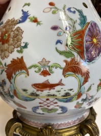 Pot-pourri et son couvercle en porcelaine de Chine famille rose &agrave; d&eacute;cor 'Pompadour' sur socle en bronze dor&eacute;, Qianlong, vers 1745