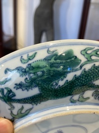 Coupe en porcelaine de Chine &agrave; d&eacute;cor d'un dragon en doucai-vert, marque et probablement &eacute;poque de Kangxi