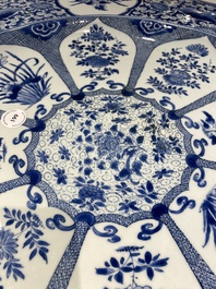 Tr&egrave;s grand plat en porcelaine de Chine en bleu et blanc &agrave; d&eacute;cor de paons, Kangxi