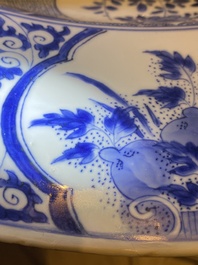 Tr&egrave;s grand plat en porcelaine de Chine en bleu et blanc &agrave; d&eacute;cor de paons, Kangxi