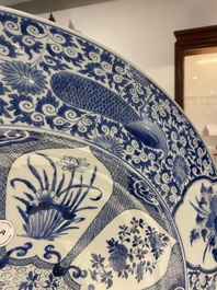 Tr&egrave;s grand plat en porcelaine de Chine en bleu et blanc &agrave; d&eacute;cor de paons, Kangxi