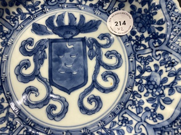 Paire d'assiettes en porcelaine de Chine en bleu et blanc aux armes de la famille De Pinto pour le march&eacute; portugais, Kangxi