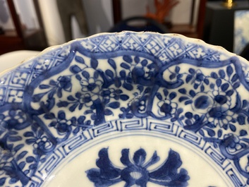 Paire d'assiettes en porcelaine de Chine en bleu et blanc aux armes de la famille De Pinto pour le march&eacute; portugais, Kangxi