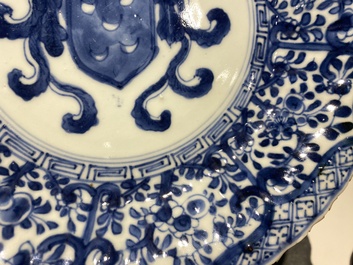 Paire d'assiettes en porcelaine de Chine en bleu et blanc aux armes de la famille De Pinto pour le march&eacute; portugais, Kangxi